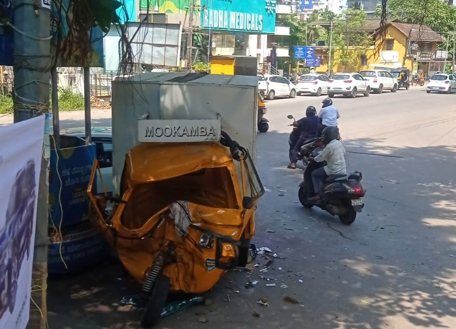 ಮಂಗಳೂರಲ್ಲಿ ಸರಣಿ ಅಪಘಾತ: ಕಾರಿಗೆ ಗೂಡ್ಸ್ ಆಟೋ ಡಿಕ್ಕಿ, ಆಟೋ ಚಾಲಕ ಗಂಭೀರ, ಹಲವರಿಗೆ ಗಾಯ