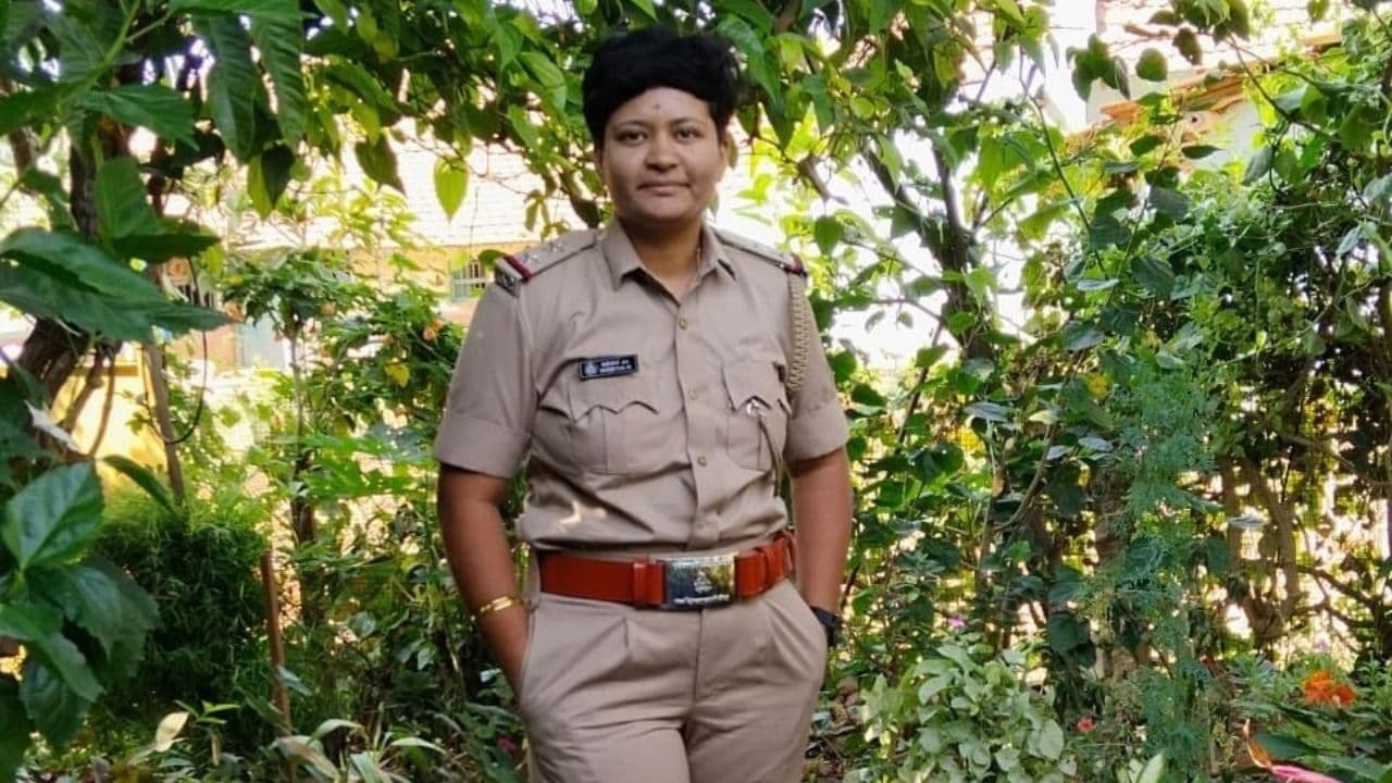 25ಕ್ಕೂ ಅಧಿಕ ಜನರಿಗೆ ಕೋಟ್ಯಂತರ ರೂ. ವಂಚಿಸಿ ಪ್ರಿಯಕರನಿಗೆ ಗಿಫ್ಟ್ ನೀಡುತ್ತಿದ್ದ ನಕಲಿ ಲೇಡಿ PSI ಅರೆಸ್ಟ್..!