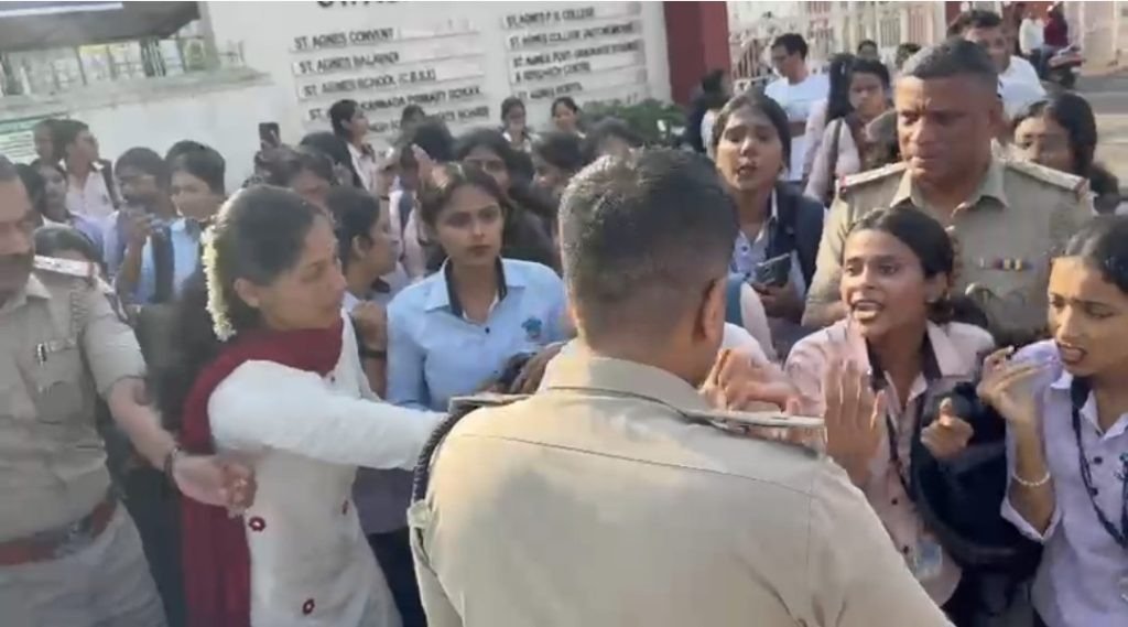 ಮಂಗಳೂರು: ಹಬ್ಬದ ಸಂಭ್ರಮದ ನಡುವೆಯೂ ಪದವಿ ಸೆಮಿಸ್ಟರ್ ಪರೀಕ್ಷೆ: ಸೈಂಟ್ ಆಗ್ನೆಸ್ ಕಾಲೇಜು ಎದುರು ವಿದ್ಯಾರ್ಥಿಗಳ ಪ್ರತಿಭಟನೆ